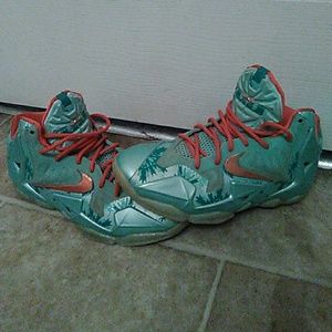 Nike LeBron 11 Christmas